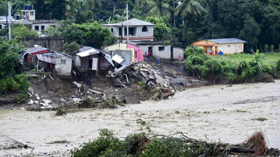 Dos niños arrastrados por crecidas de ríos; recuperan cuerpo de uno en La Vega