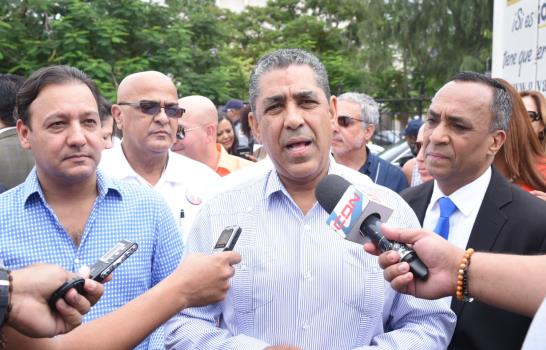 Adriano Espaillat dona 18 toneladas de comida para damnificados de las lluvias