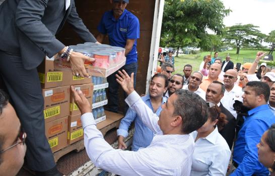 Adriano Espaillat dona 18 toneladas de comida para damnificados de las lluvias