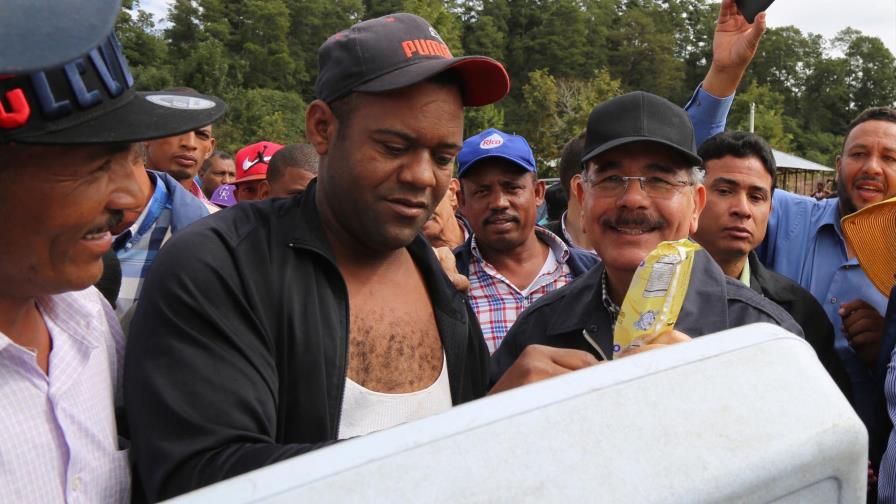 Presidente Medina anuncia reforestación de 80 mil tareas en Azua Presidente Medina anuncia reforestación de 80 mil tareas en Azua