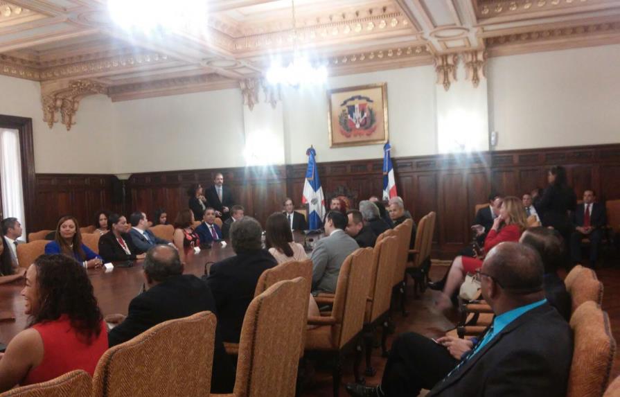 Danilo Medina se reúne con Adriano Espaillat y el embajador Brewster