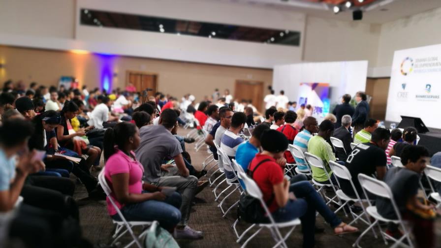 Estudiantes del ITLA desarrollan lonchera eléctrica portátil para calentar alimentos