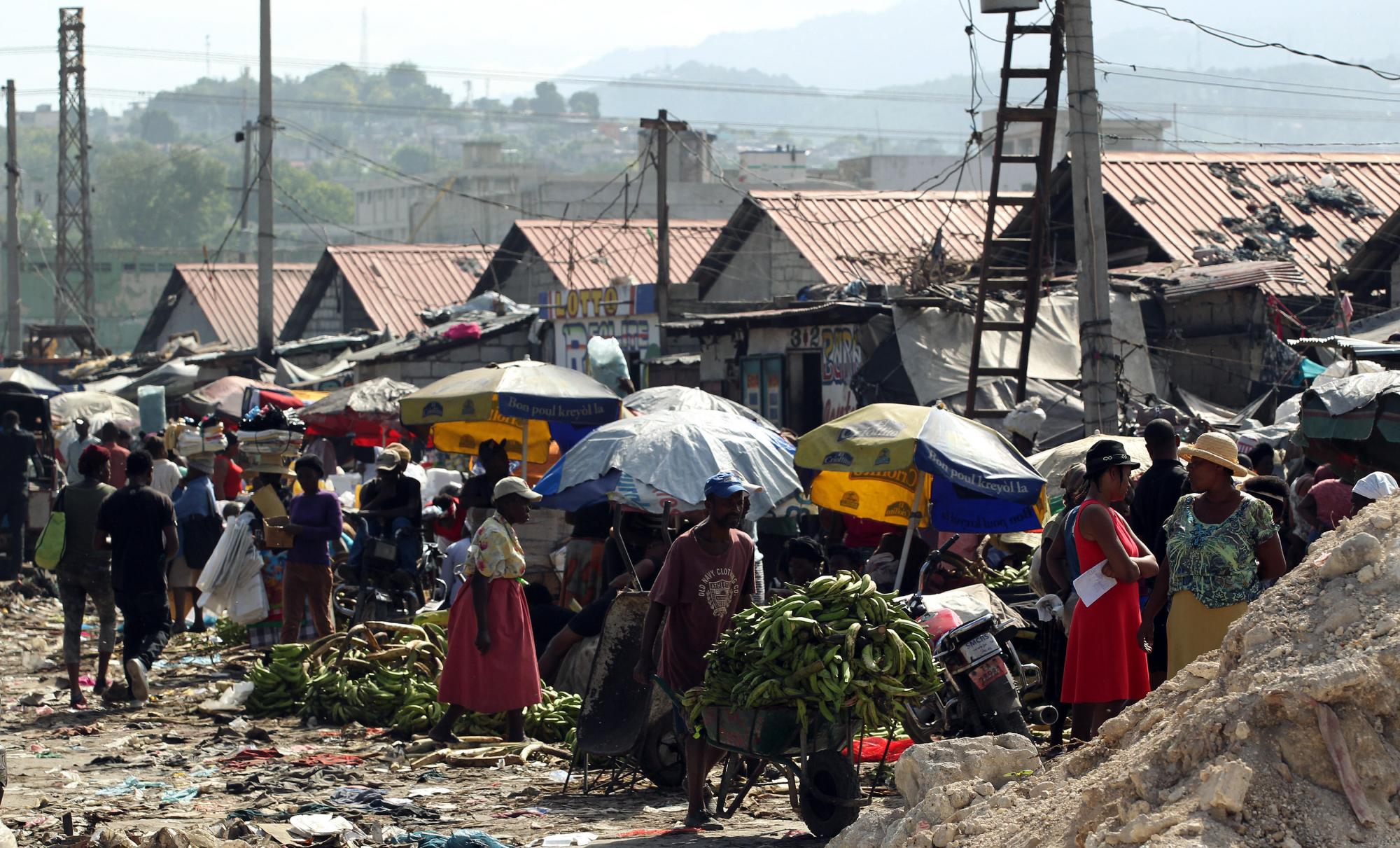 Ambiente en el mercado de Les Salines en Puerto Príncipe.