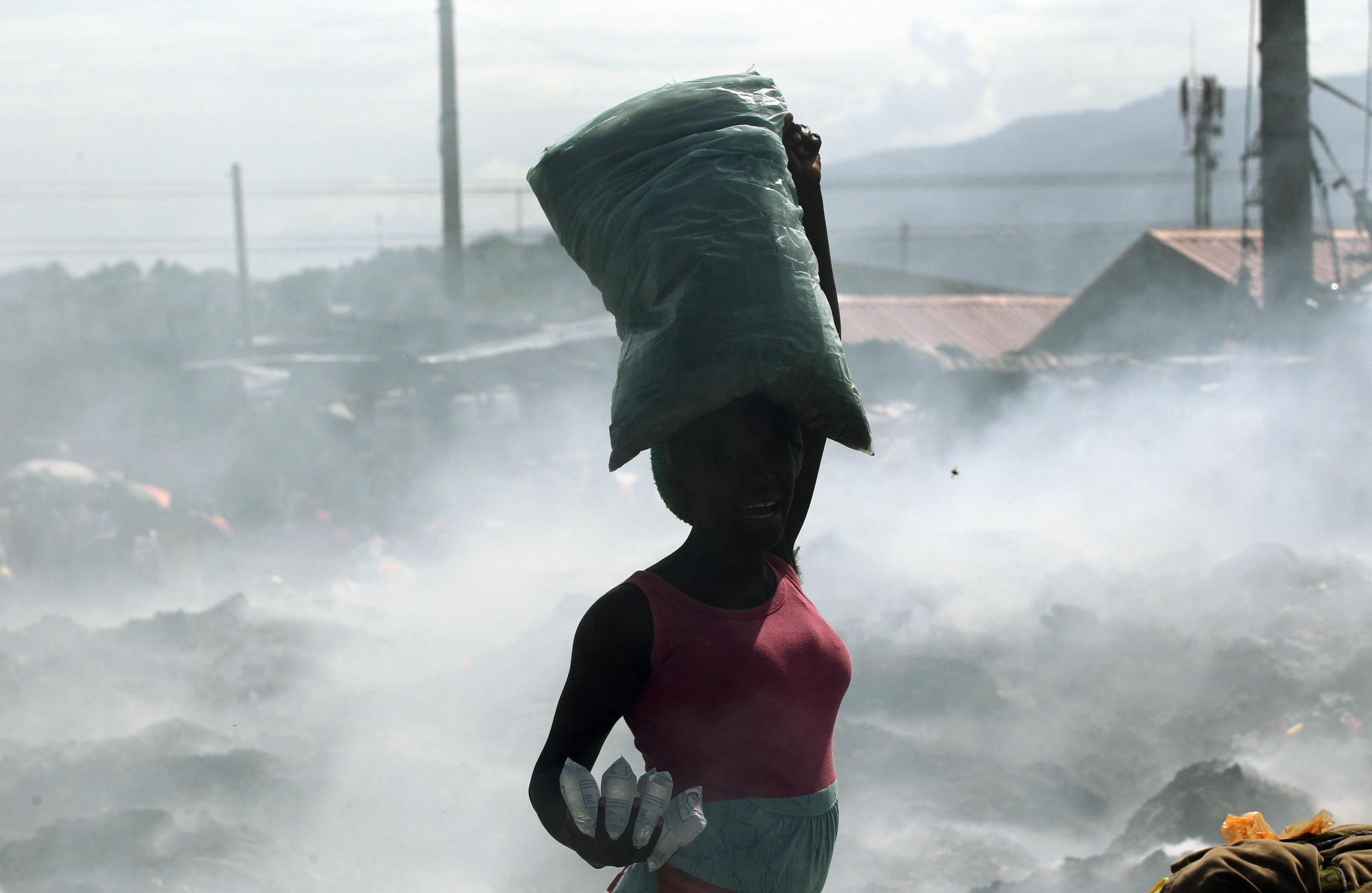 Una mujer vende agua en el mercado de Les Salines.