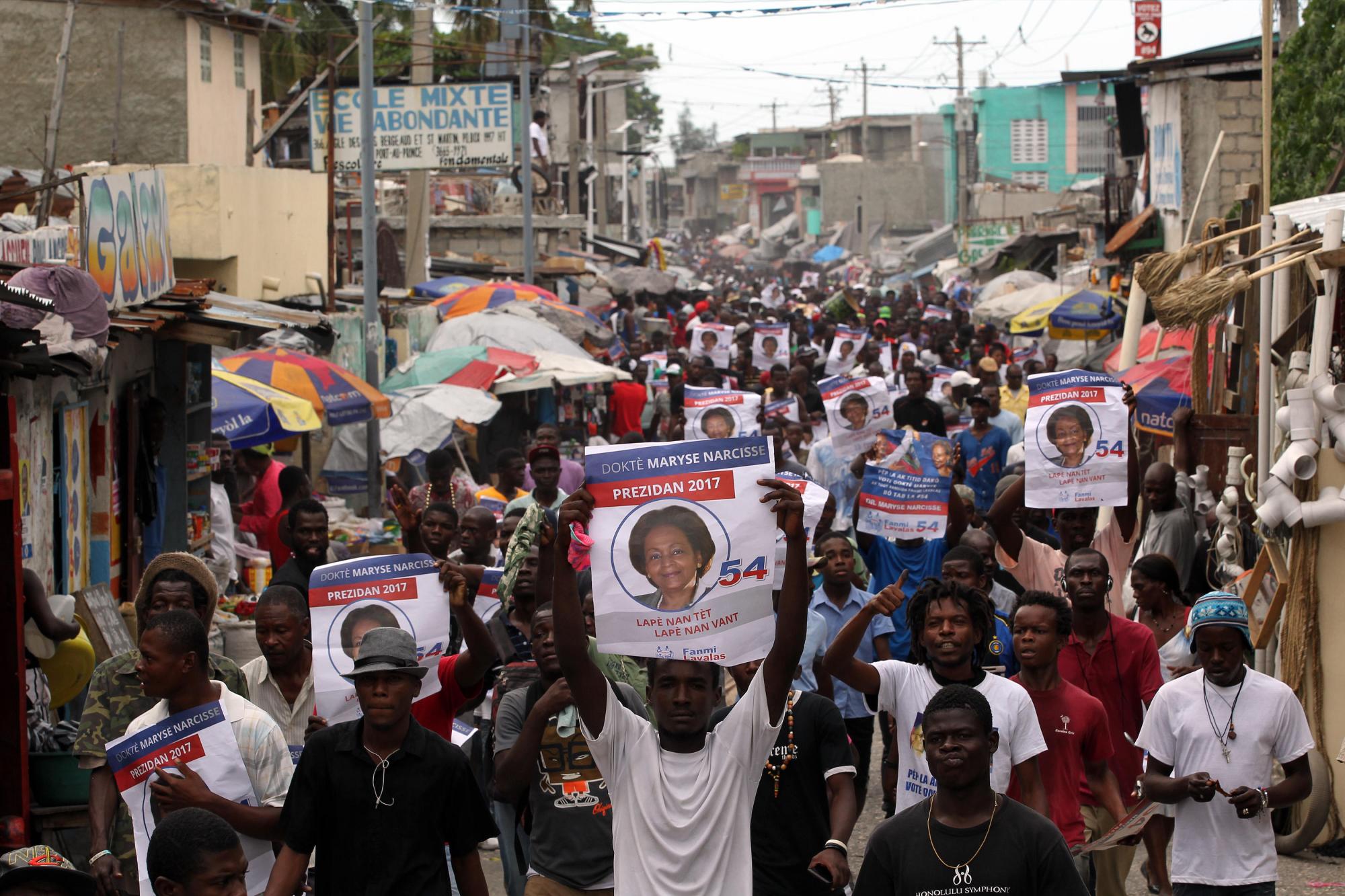 Seguidores de la candidata Maryse Narcisse, del partido Lavalas, protestan por las calles de Puerto Príncipe.