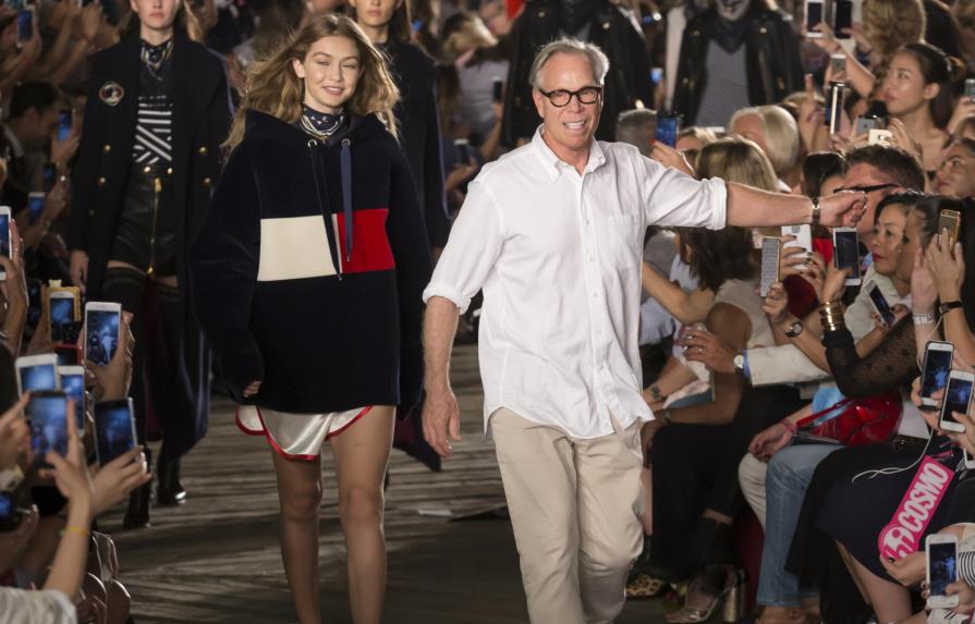 Ponerse demasiado “de moda” es un contratiempo, dice Tommy Hilfiger