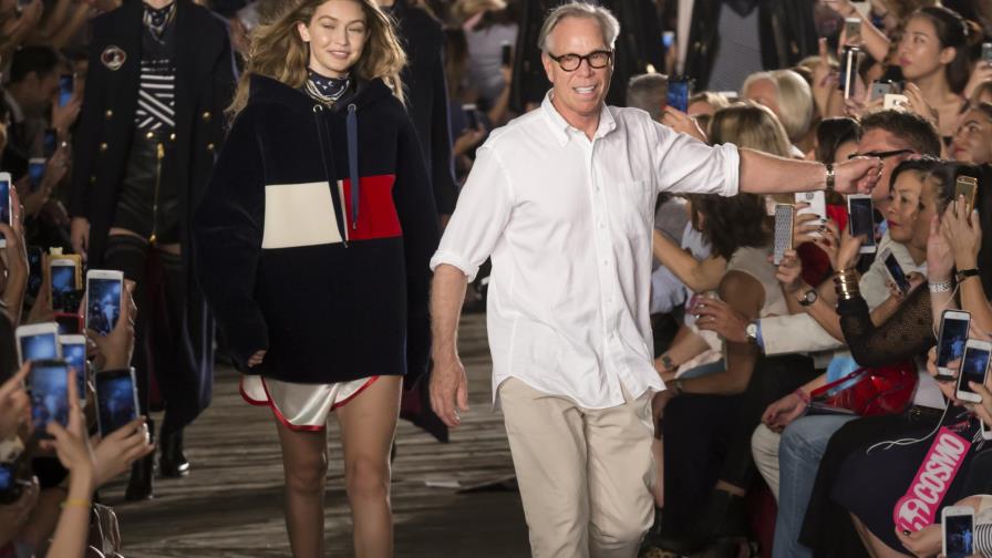 Ponerse demasiado “de moda” es un contratiempo, dice Tommy Hilfiger