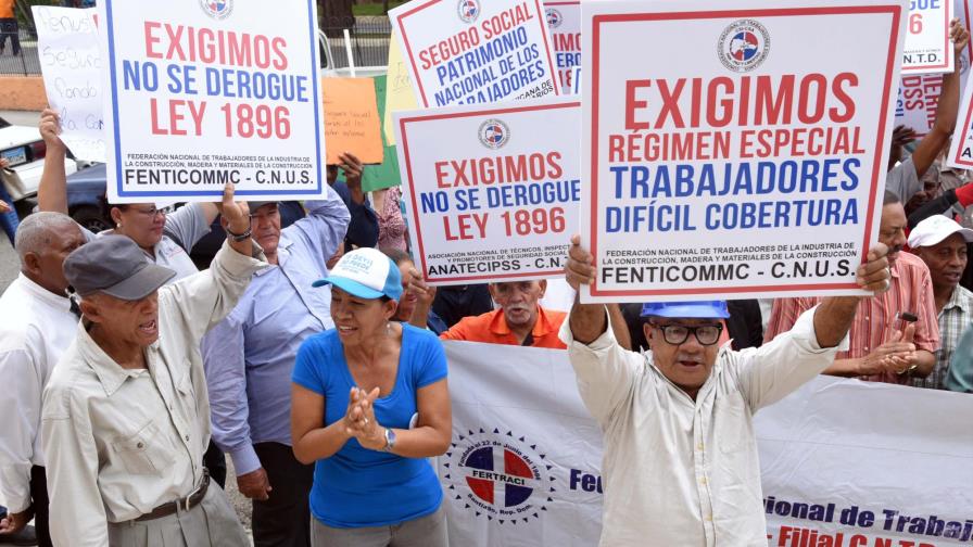 Obreros realizan piquete en Santiago en reclamo de aumento salarial Obreros realizan piquete en Santiago en reclamo de aumento salarial