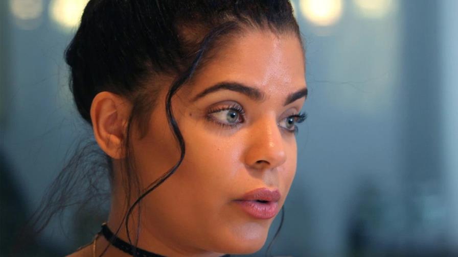 Dominicana demanda financiera por acoso sexual y cocaína 