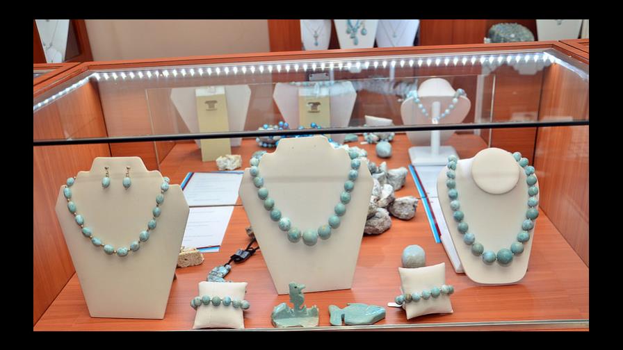 Resaltan logros y beneficios en los 100 años de la piedra Larimar