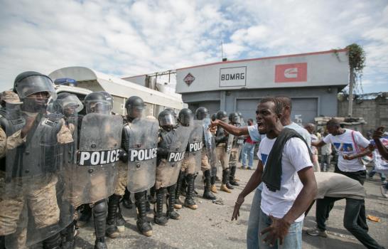 Policía disuelve protestas tras elecciones en Haití 