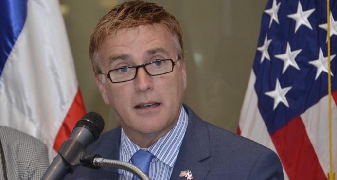 Brewster anuncia renunciará como embajador estadounidense en enero