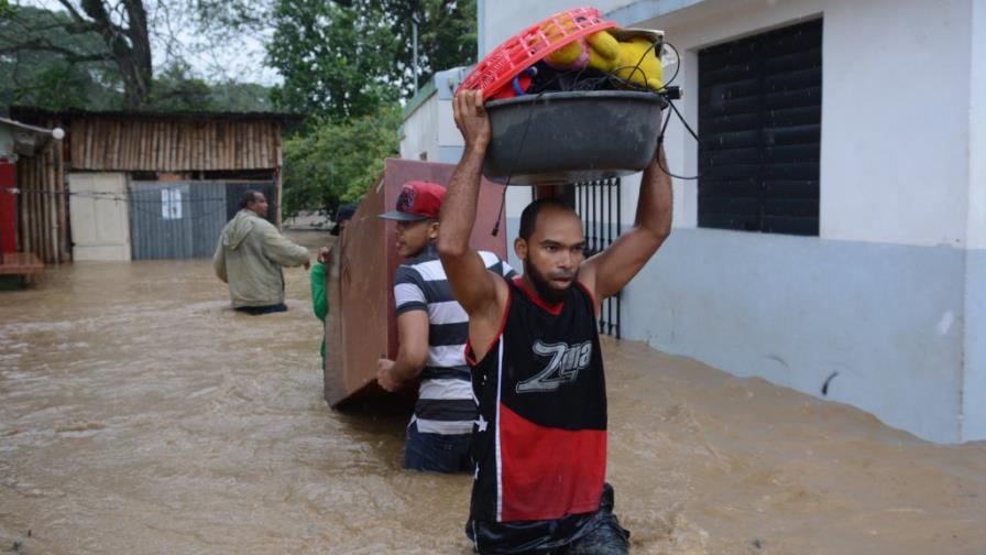 Un muerto y 2 menores desaparecidos, los arrastró río 