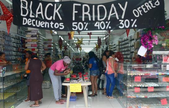 Compradores salen este viernes tras ofertas especiales del Black Friday