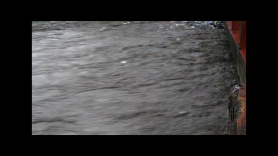 Defensa Civil busca dos menores arrastrados por río en Villa Tapia