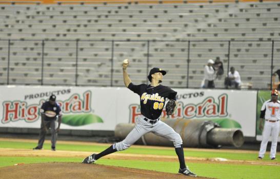 Águilas ganan un juego retrasado dos horas por la lluvia
