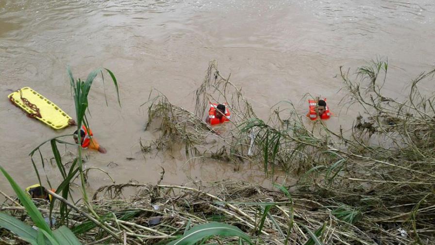 Dos niños y un adulto mueren al caer árbol a su vivienda en Salcedo