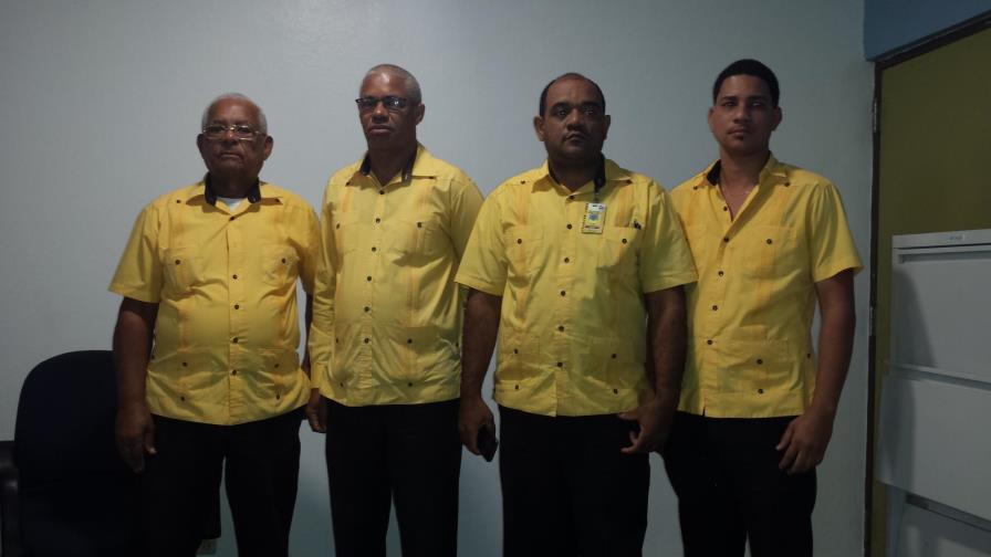 Choferes de taxi del aeropuerto acusan a Cestur de operar a favor de Uber