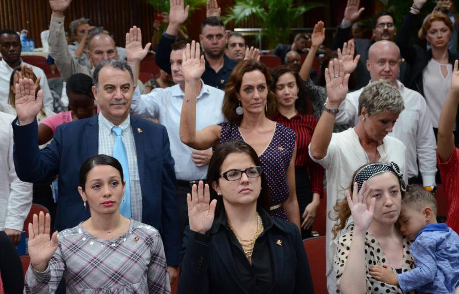 Otros 75 extranjeros se naturalizan como dominicanos
