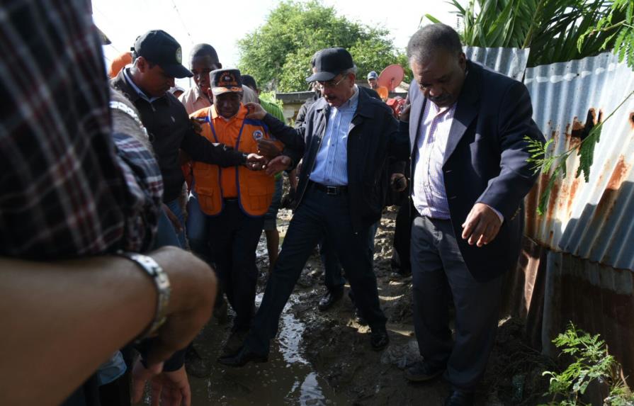 Presidente Medina recorre zonas de Santiago que sufrieron daños por lluvias