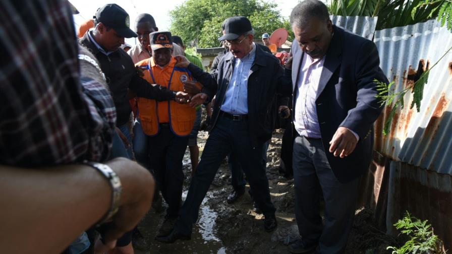 Presidente Medina recorre zonas de Santiago que sufrieron daños por lluvias