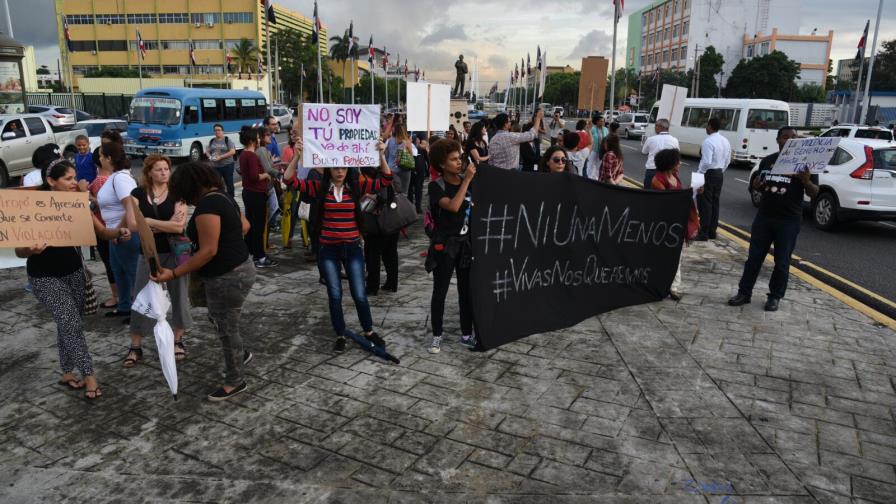 Actos por la No Violencia Contra Mujeres se matizan con protestas
Actos conmemorativos del Día para la Eliminación de la Violencia contra la Mujer se matizaron con protestas Actos por la No Violencia Contra Mujeres se matizan con protestas
Actos conmemorativos del Día para la Eliminación de la Violencia contra la Mujer se matizaron con protestas