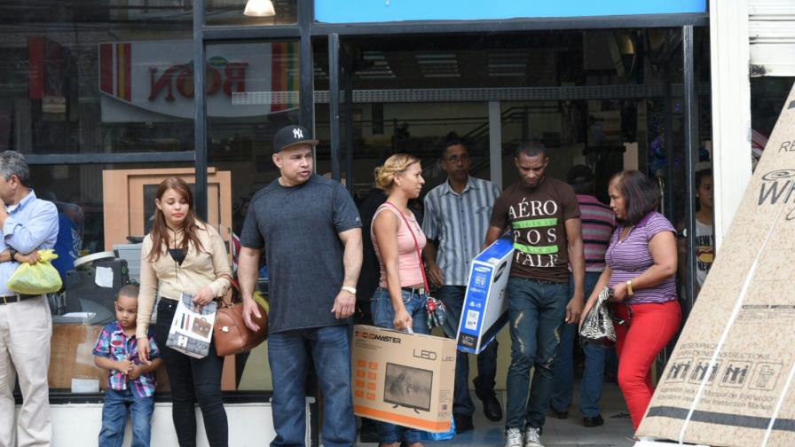 Santiagueros aprovechan las ofertas del “viernes negro” Santiagueros aprovechan las ofertas del “viernes negro”