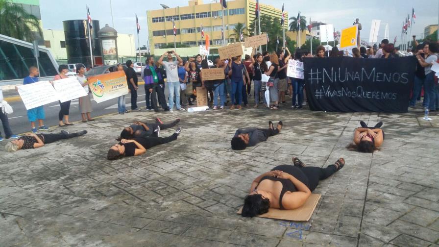 Acostadas en la isleta, mujeres protestan contra la violencia Acostadas en la isleta, mujeres protestan contra la violencia