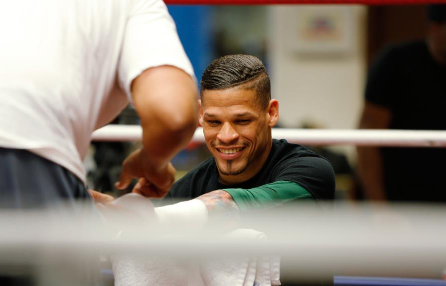 Puertorriqueño Cruz pelea por ser el 1º campeón mundial de boxeo abiertamente gay