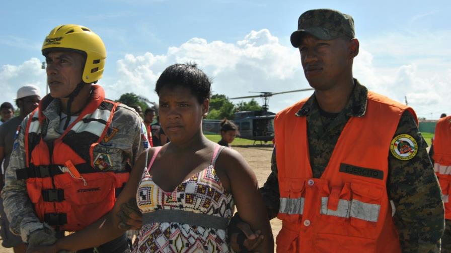 Militares rescatan de vivienda inundada a una parturienta