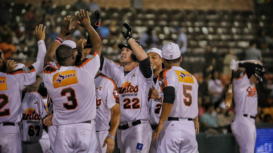 Los Gigantes ganan partido protestado contra los Tigres del Licey