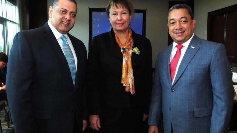 Miembros del Comité Nacional de Facilitación de Aviación Civil se reúnen