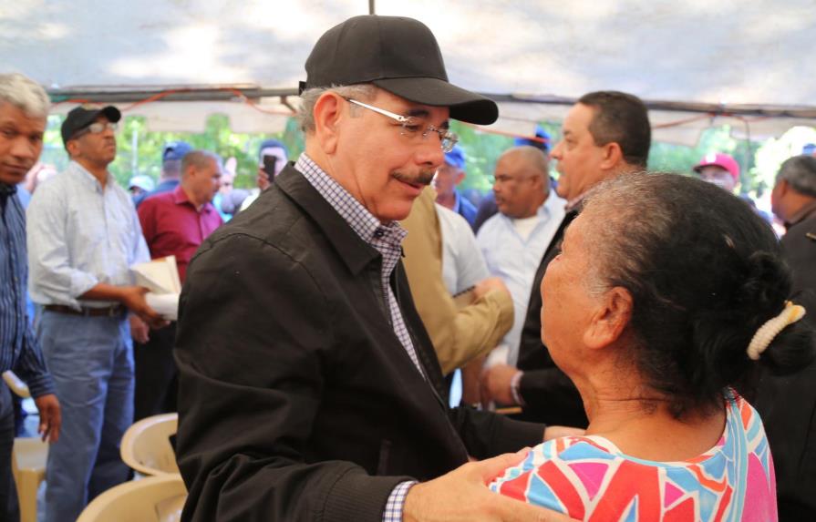 Danilo Medina promete plan y ayuda para evitar tala de árboles en la Sierra de Neyba