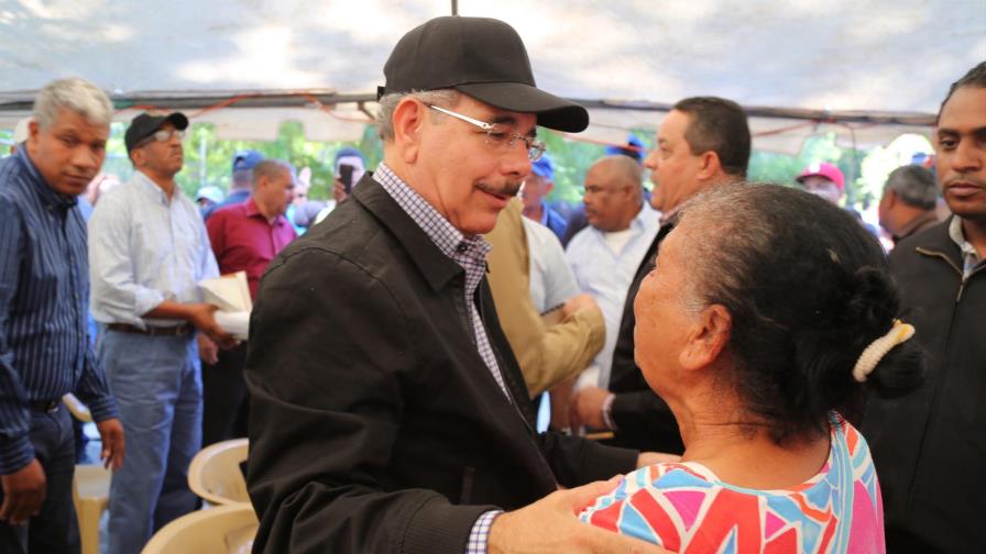 Danilo Medina promete plan y ayuda para evitar tala de árboles en la Sierra de Neyba Danilo Medina promete plan y ayuda para evitar tala de árboles en la Sierra de Neyba