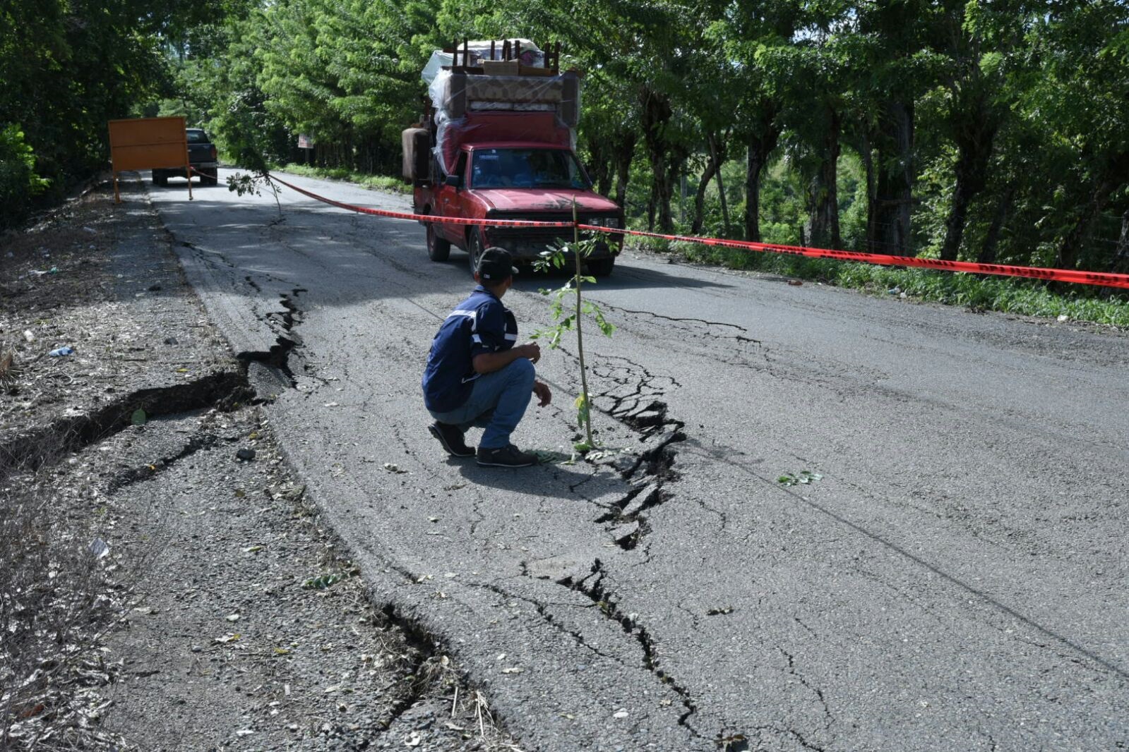 El tramo carretero que comunica al El Mamey con Villa Isabela, en Puerto Plata, resultó con grietas por las fuertes precipitaciones del domingo