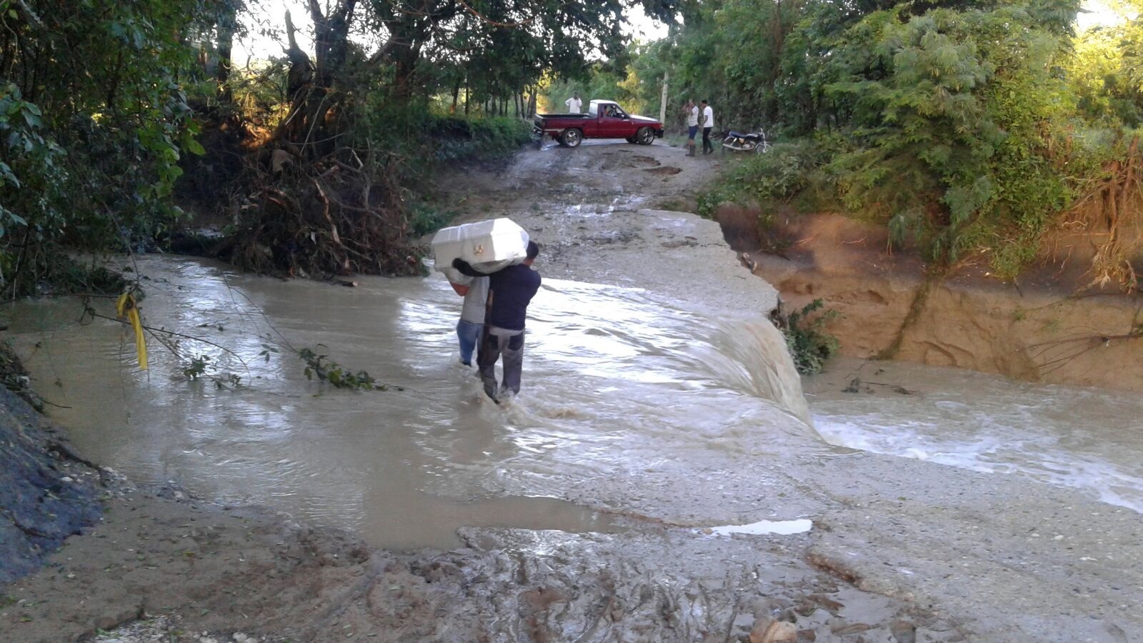 Cinco personas fallecieron, tres de una misma familia, arrastradas por las crecidas de cañadas y ríos en el municipio de Villa Isabela, Puerto Plata