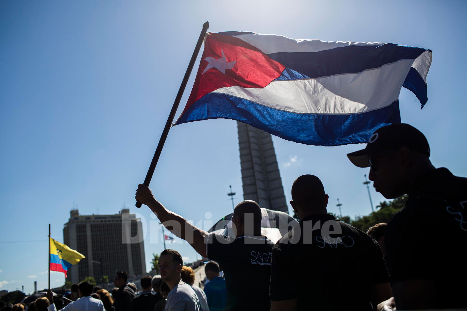 Miles de Cubanos llegan hasta el monumento a José Martí en la Plaza de la Revolución para rendir homenaje al expresidente. 