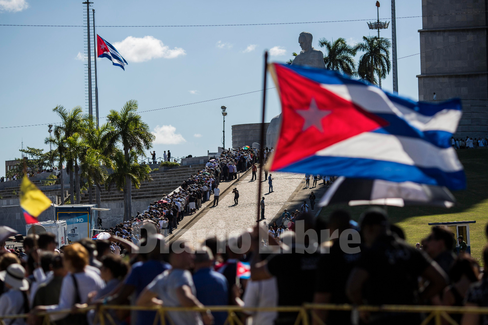 Miles de Cubanos llegan hasta el monumento a José Martí en la Plaza de la Revolución para rendir homenaje al expresidente. 