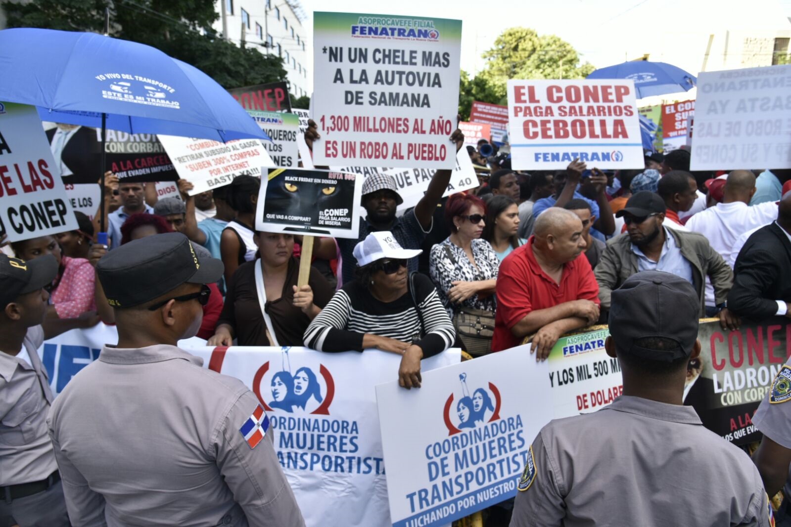 Personas que se aglomeraron frente al Tribunal Superior Administrativo que conoció el recurso de amparo en contra del supuesto monopolio en el transporte