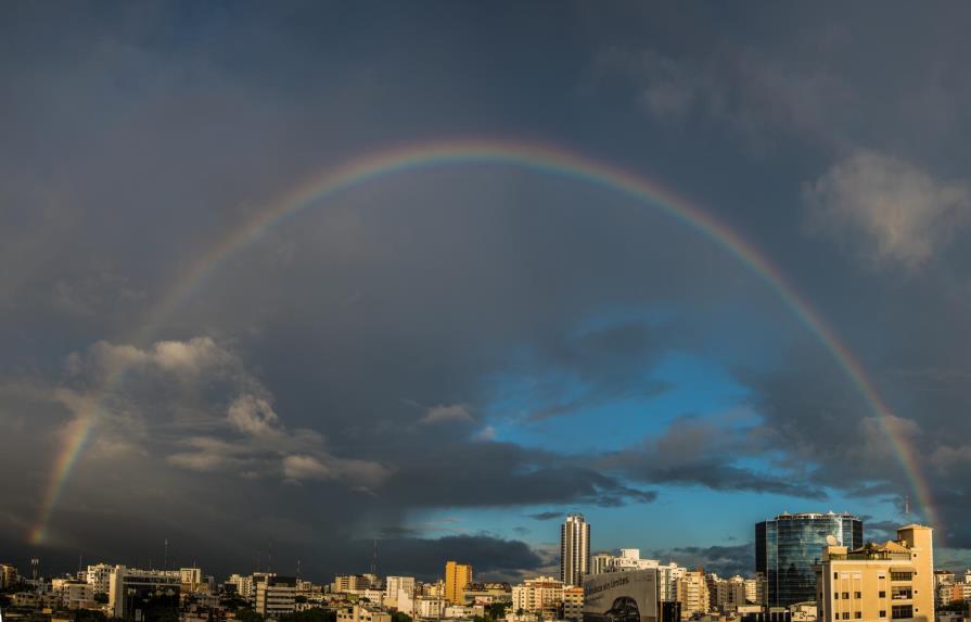 Tras semanas de lluvias,  los colores de un arcoíris