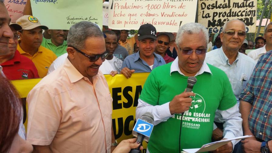 Ganaderos de la Línea Noroeste donan 5 mil litros de leche en protesta Ganaderos de la Línea Noroeste donan 5 mil litros de leche en protesta