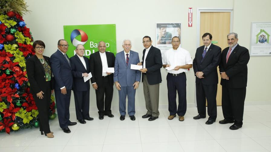 Banco BHD León entrega donaciones en apoyo a comunidades afectadas por lluvias Banco BHD León entrega donaciones en apoyo a comunidades afectadas por lluvias