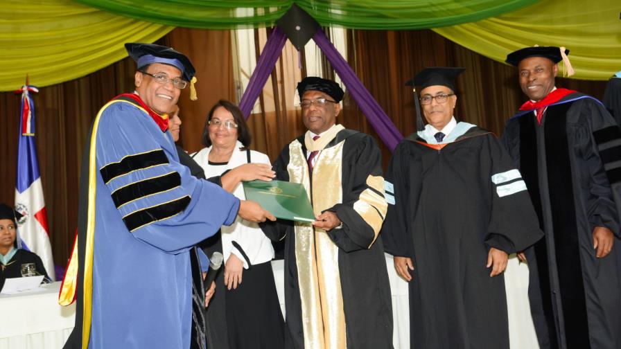 La UNAD inviste 530 nuevos profesionales de grado y posgrado