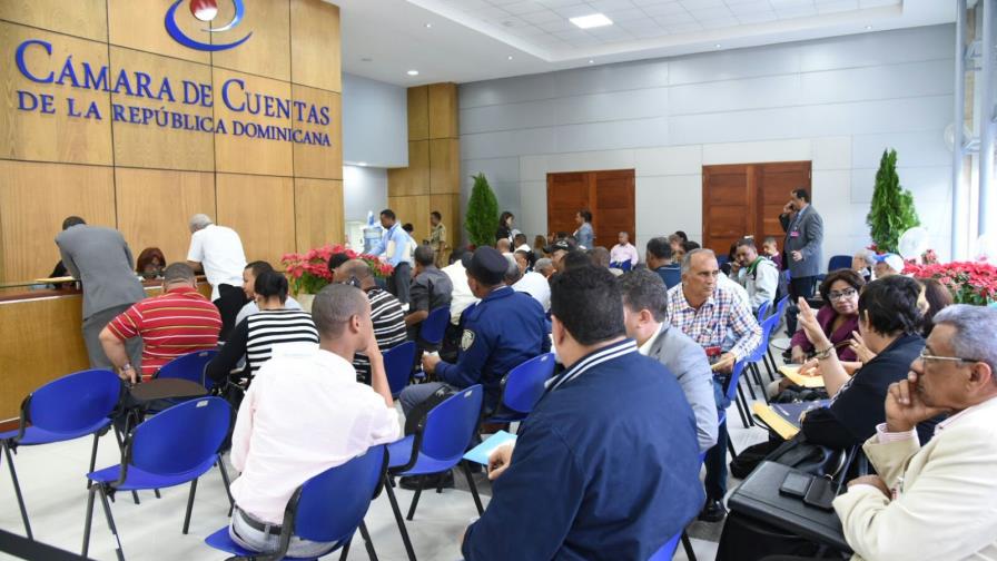 Servidores públicos forman largas filas para declarar bienes al vencer hoy el plazo