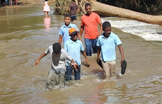 Los niños de Pedro Sánchez tienen que cruzar río para llegar a la escuela