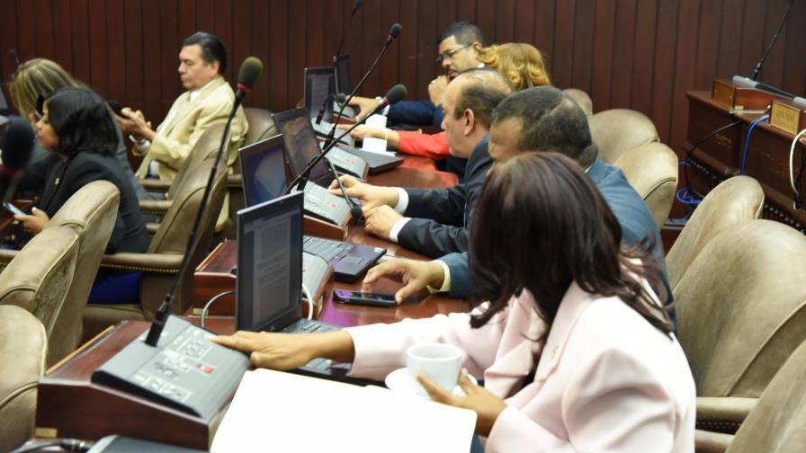 Aprueban modificar la ley que prohíbe fumar bajo techo Aprueban modificar la ley que prohíbe fumar bajo techo