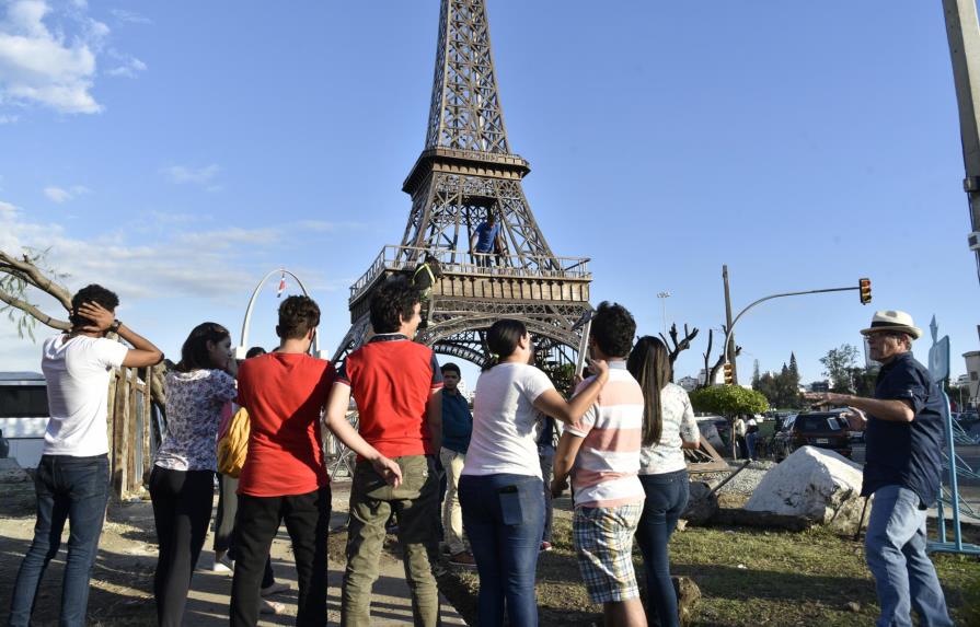 La “Torre Eiffel” criticada por unos, aplaudida por otros