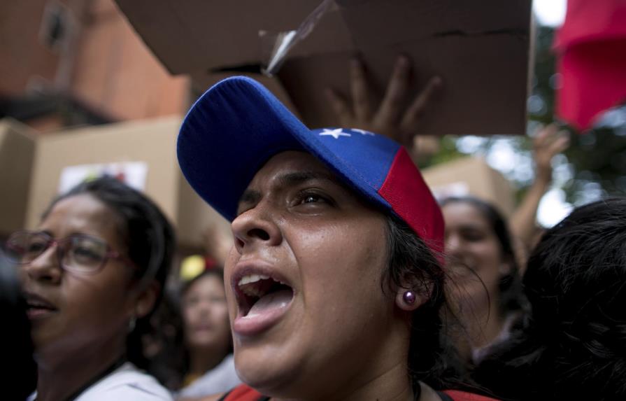 Oposición venezolana amenaza con no asistir a diálogo 