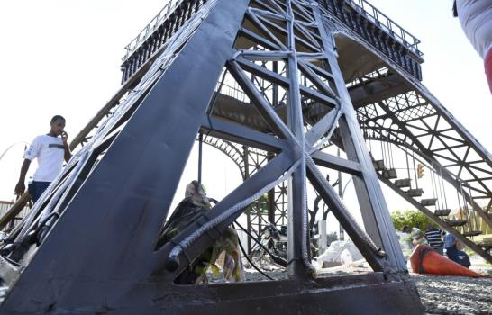 Creador de la réplica de la torre Eiffel: “no me habría gustado” que la instalaran frente a la Plaza de la Bandera