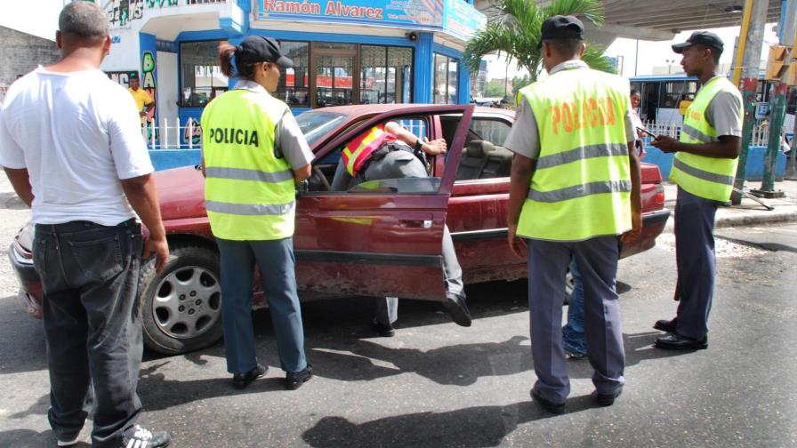 Atrapan a un hombre mientras saqueaba un restaurante 